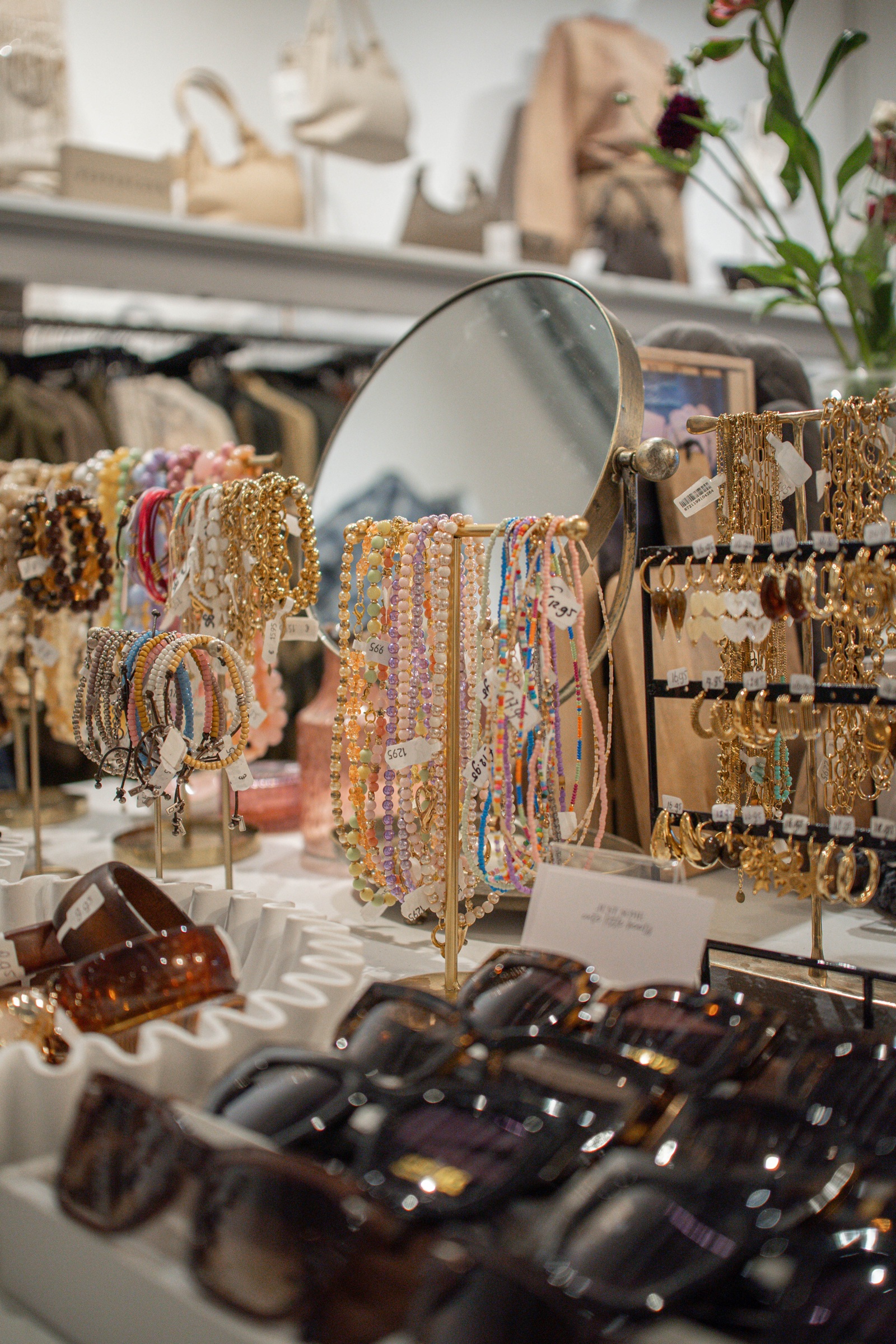 Sieraden, armbanden en zonnebrillen bij Bij Lieve