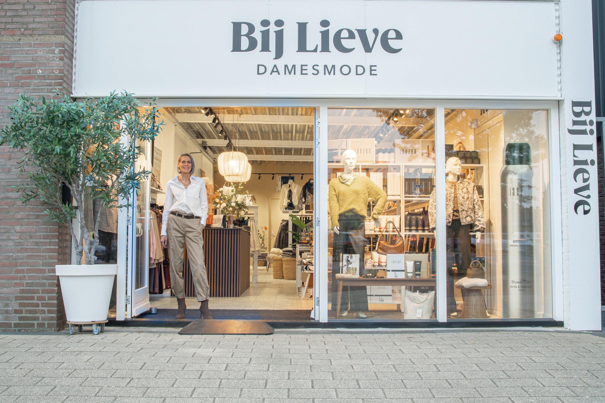 De hele winkelgevel van Bij Lieve in Zetten