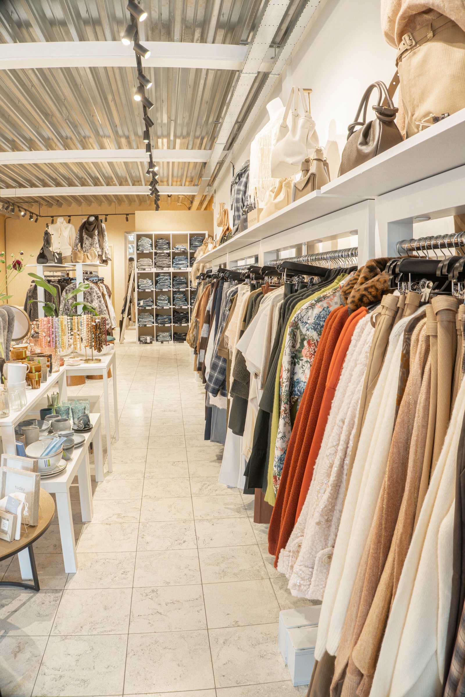 Kledingrekken in de winkel